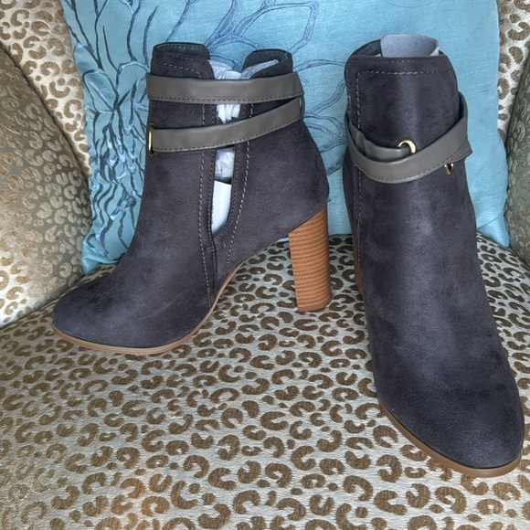 NIB Love Athena “Dean” charcoal gray faux suede block heel bootie w/ strap - Picture 2 of 11